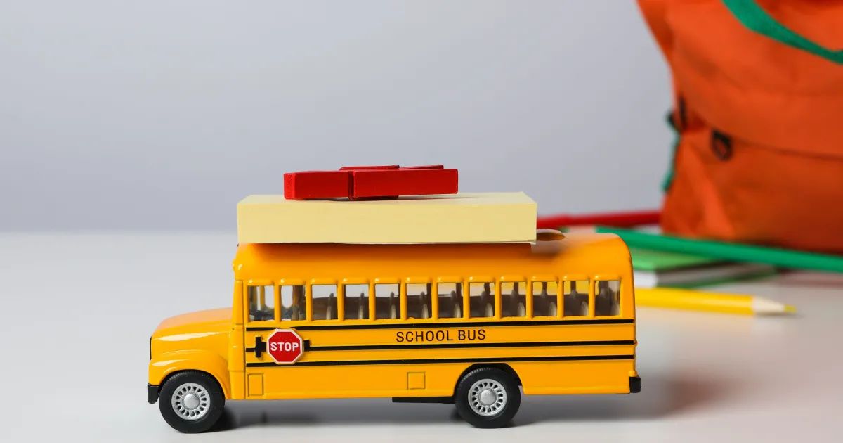 Ônibus escolar sendo abastecido