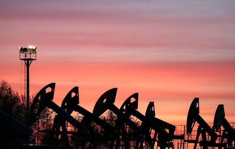 Barril de petroleo em plataforma offshore