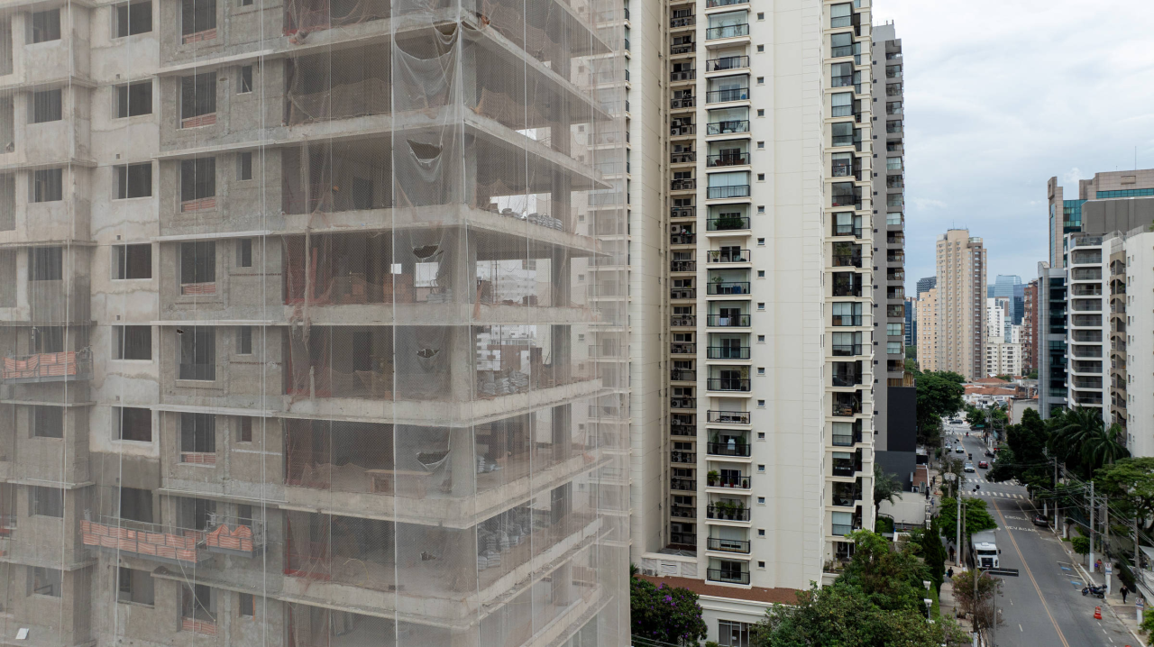 prédios residenciais com placa de aluguel