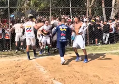 Jogadores do Alvorada comemorando o título da Copa Família Independente no Campo Alvorada em Guarulhos