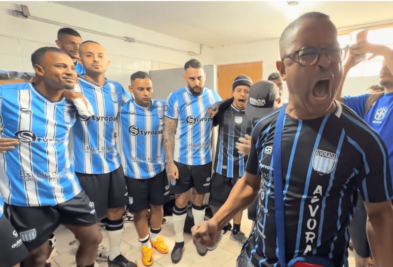Jogadores do Alvorada comemorando o título da Especial de Ribeirão Pires