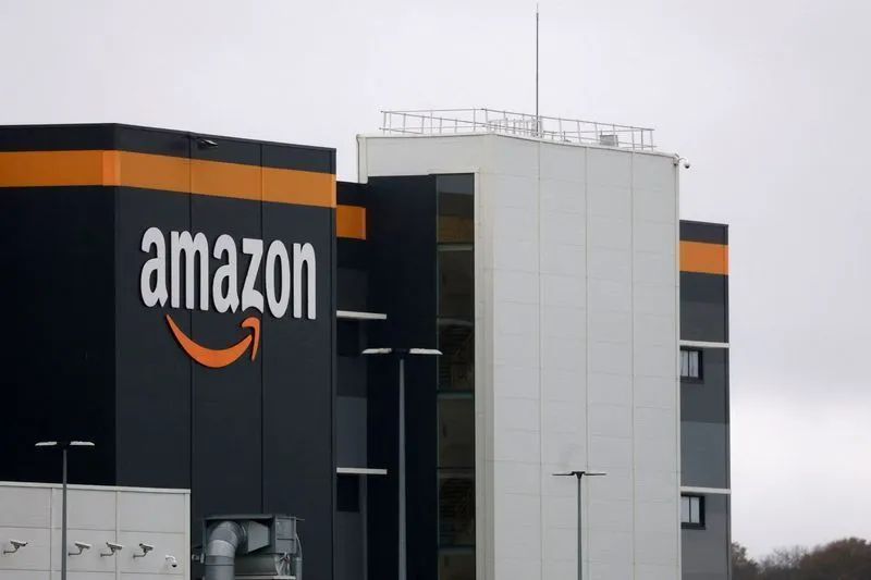 Logotipo da Amazon em fachada de prédio