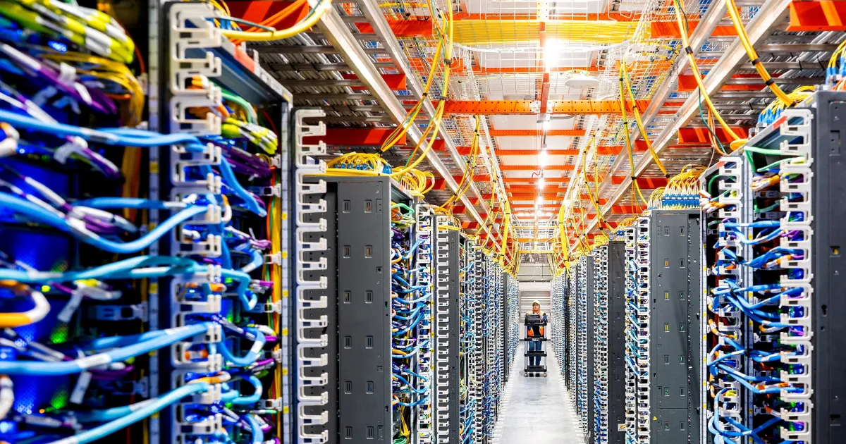 Logotipos da Amazon e Anthropic