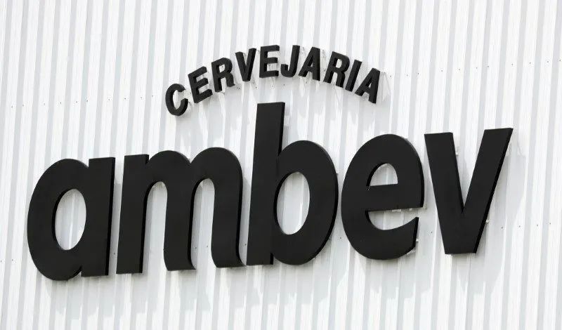 Garrafa de cerveja Ambev em prateleira de supermercado