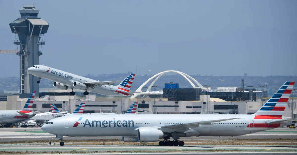 Avião da American Airlines taxiando em aeroporto