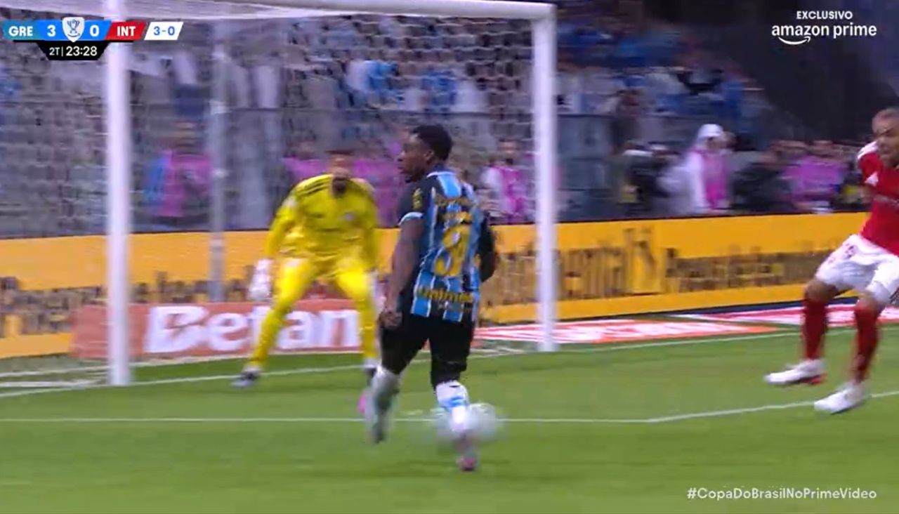 Amuzu durante a jogada do terceiro gol