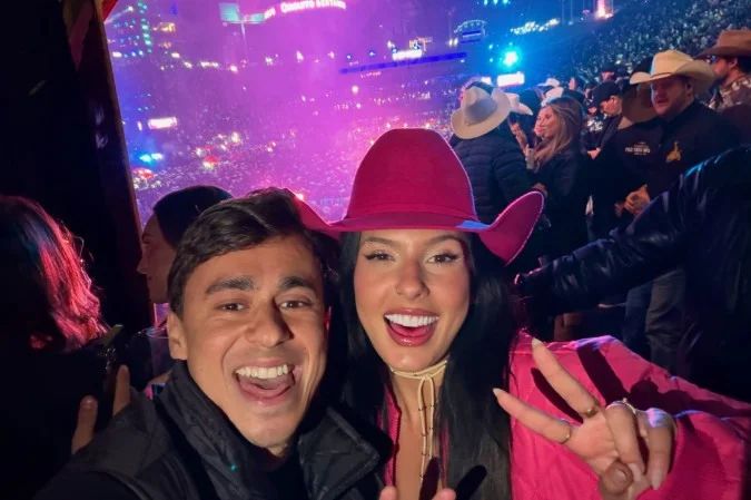 Ana Castela e Nikolas Ferreira fazendo sinal 22 durante a Festa do Peão