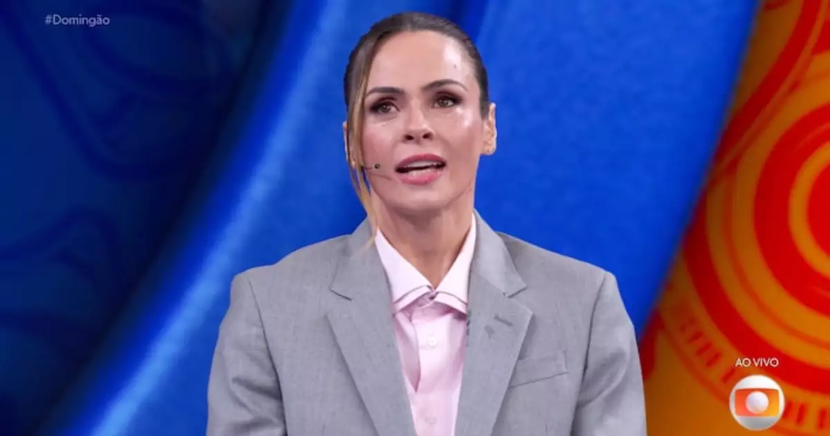 Ana Paula Renault no palco do Domingão com Huck