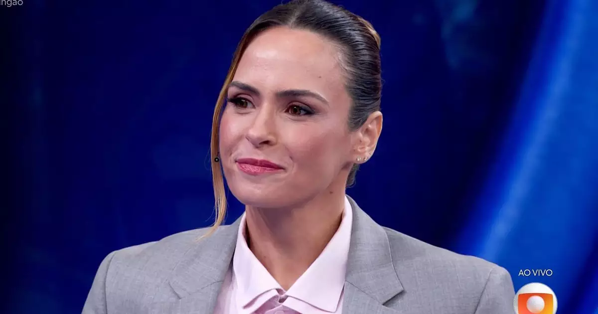 Ana Paula Renault no Domingão com blazer cinza e calça combinando