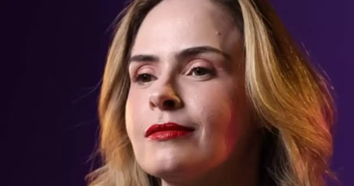 Ana Paula Renault comemorando vitória no palco do BBB