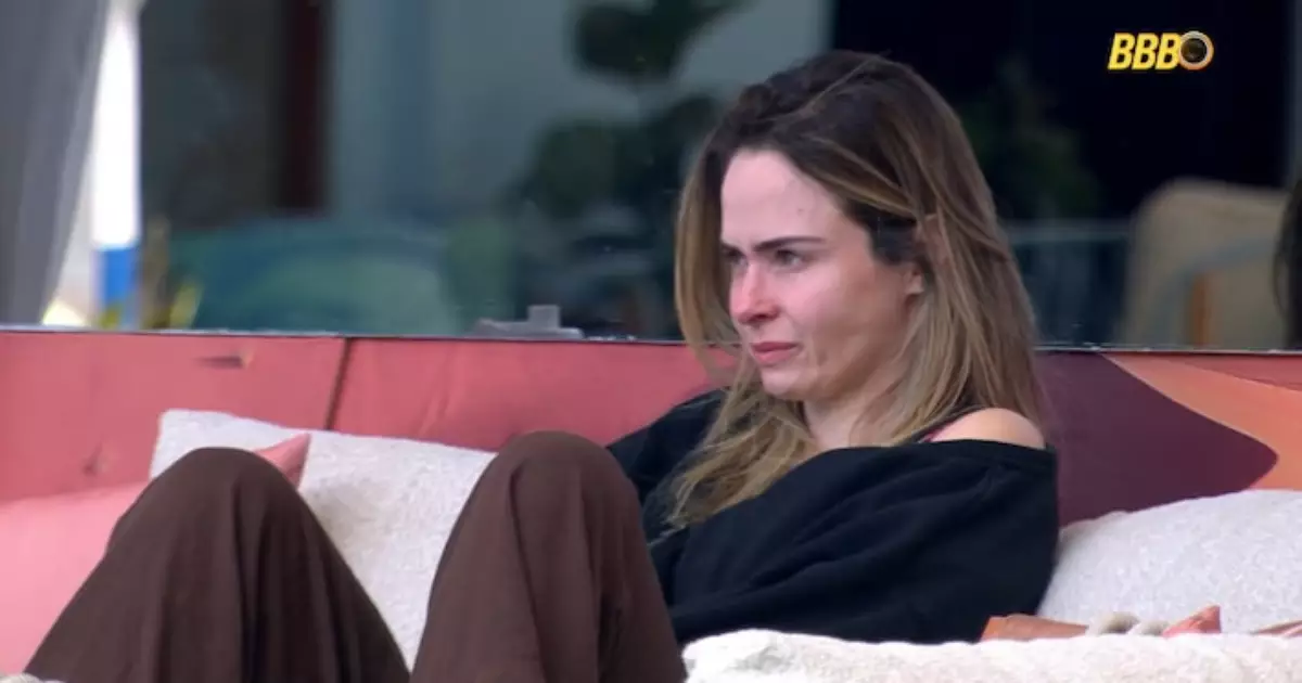 Ana Paula Renault emocionada na área externa da casa do BBB26