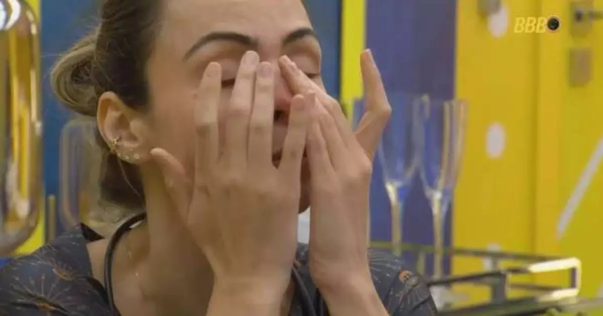 Ana Paula Renault emocionada no quarto do BBB 26
