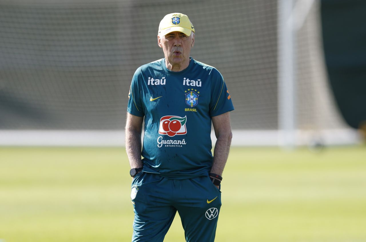 Carlo Ancelotti à beira do campo em treino da seleção