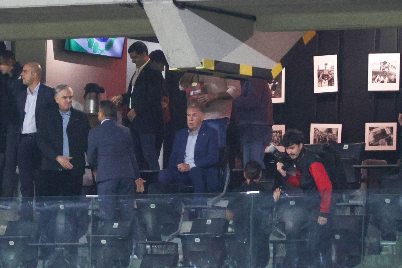 Carlo Ancelotti observando o jogo na Arena da Baixada
