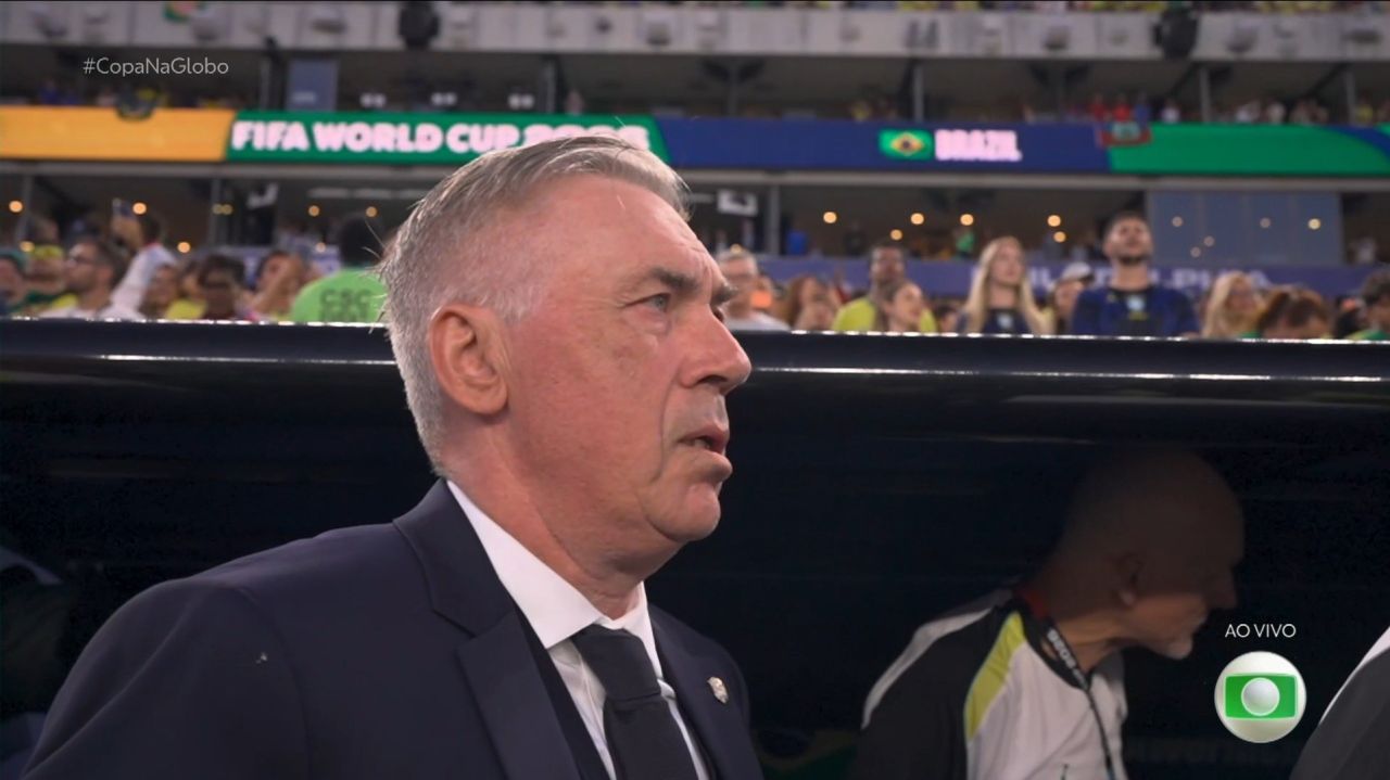 Carlo Ancelotti cantando o hino do Brasil ao lado dos jogadores