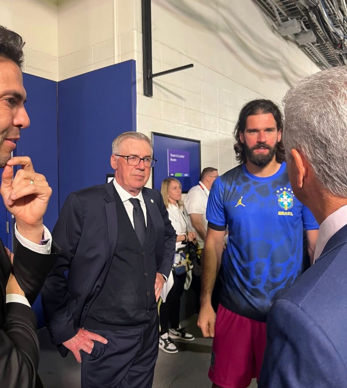 Ancelotti conversando com Kaká e Bebeto nos bastidores