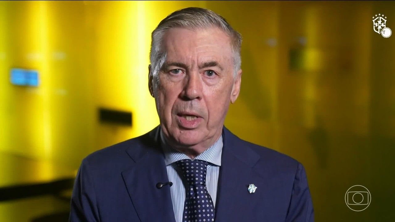 Carlo Ancelotti observando partida