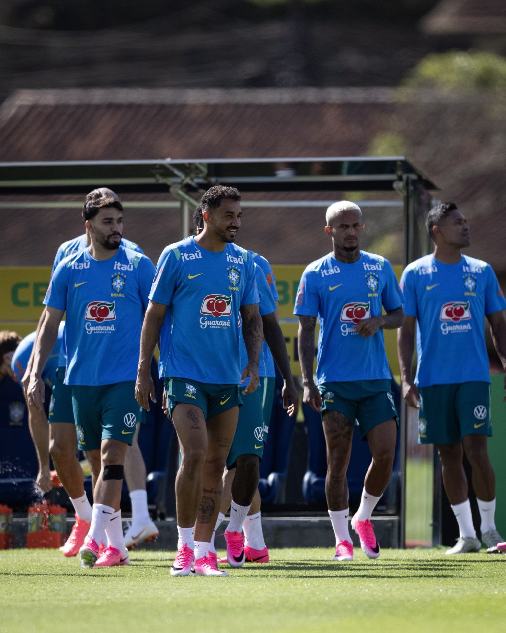 Ancelotti observa treino da Seleção na Granja Comary