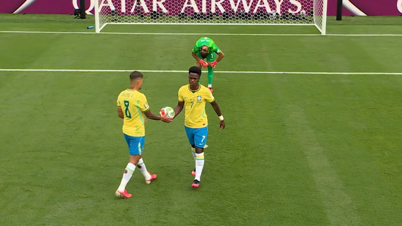 Vinicius Junior entregando a bola a Bruno Guimarães antes da cobrança de pênalti