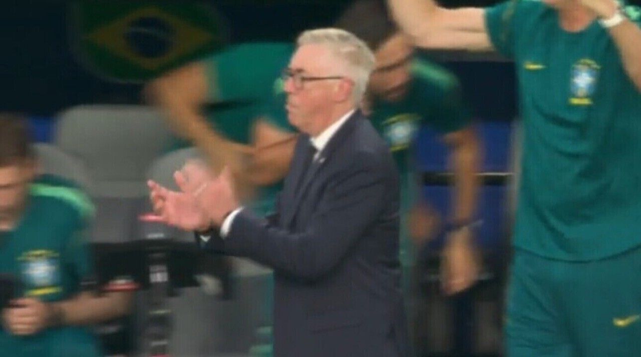 Carlo Ancelotti à beira do campo durante jogo do Brasil