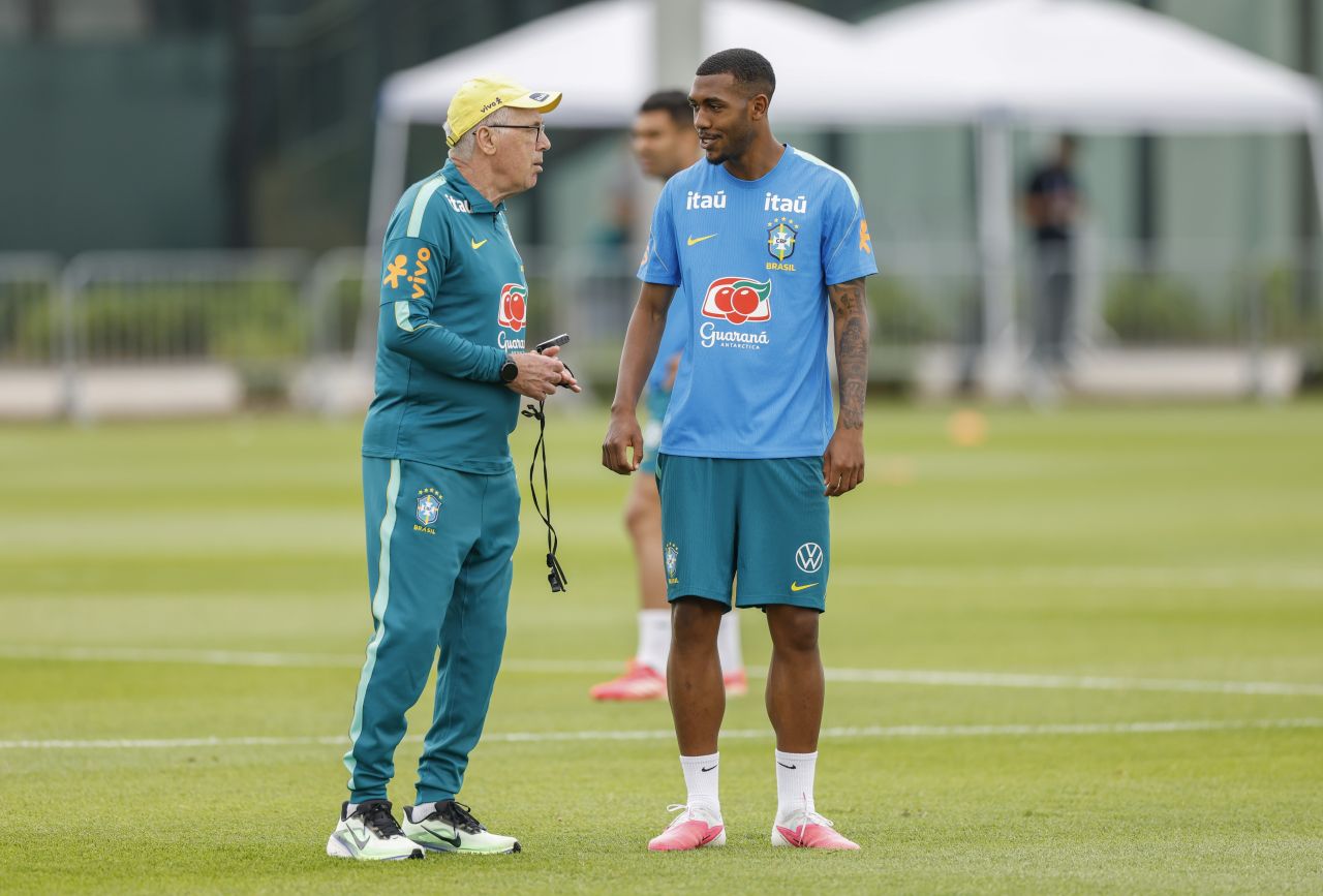 Ancelotti conversa com Rayan durante treino da seleção