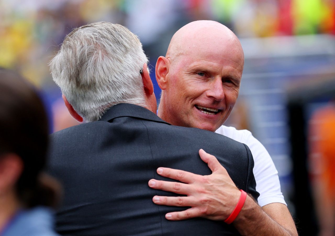 Stale Solbakken recebe camisa da seleção brasileira