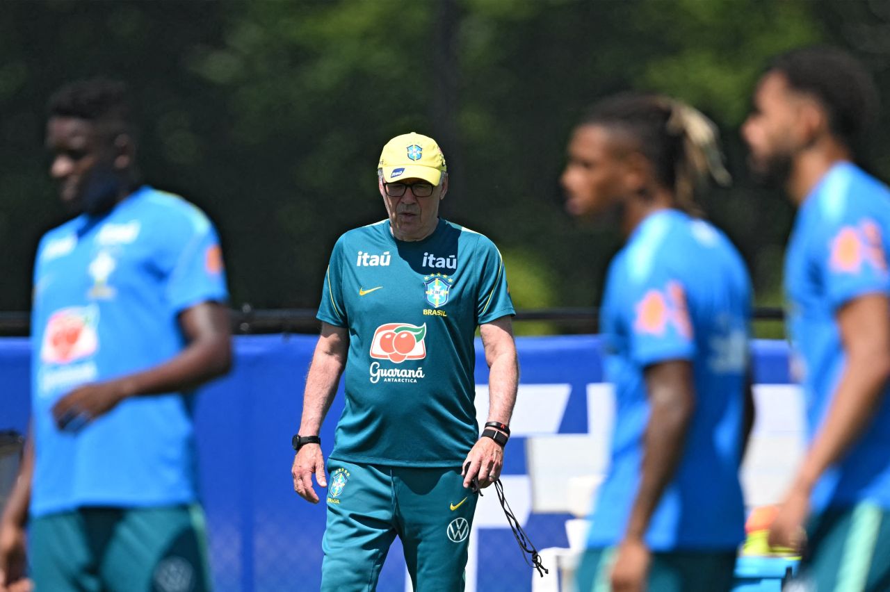 Carlo Ancelotti durante treino da seleção brasileira em Nova Jersey