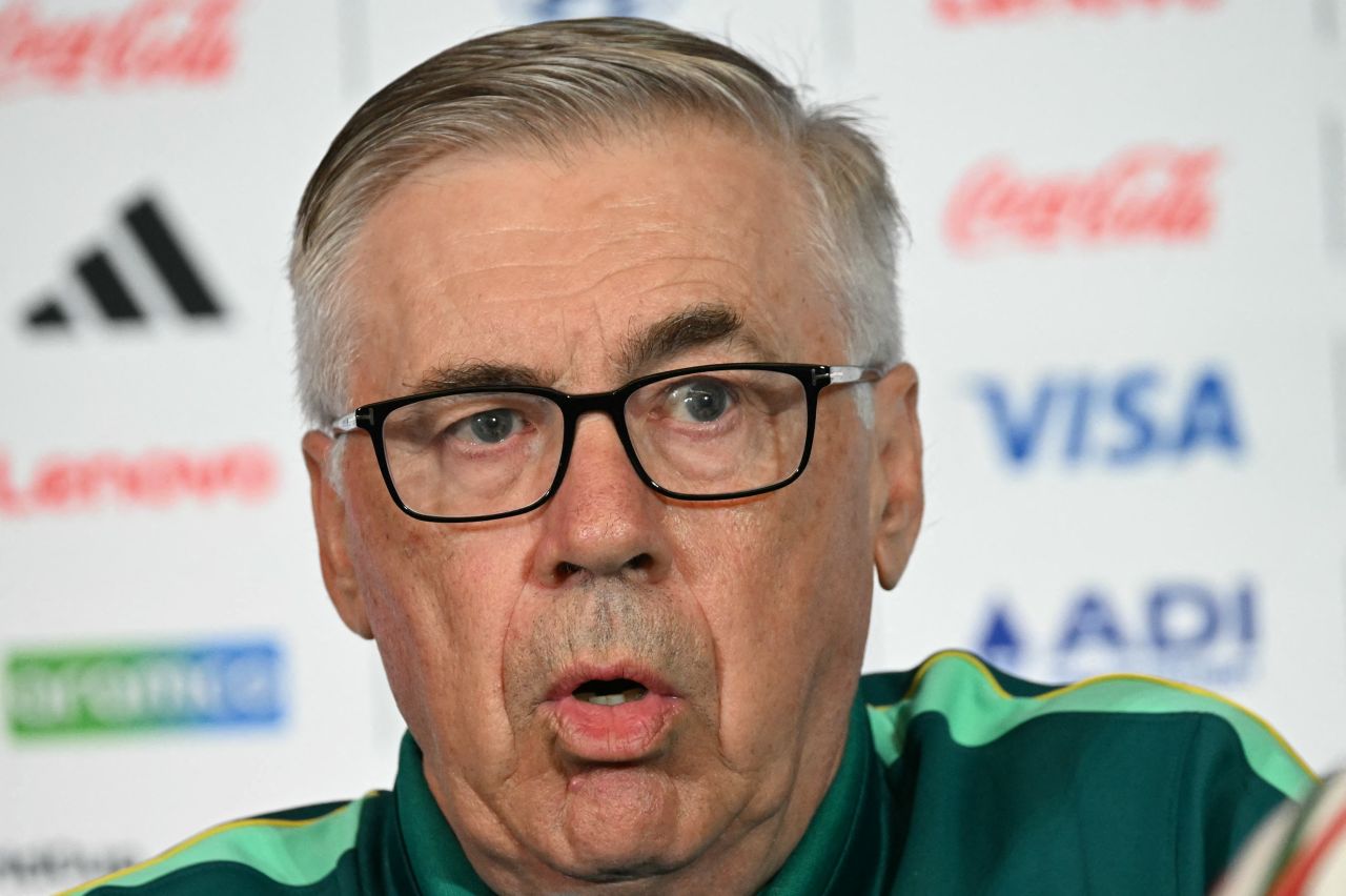 Carlo Ancelotti em treino da seleção brasileira