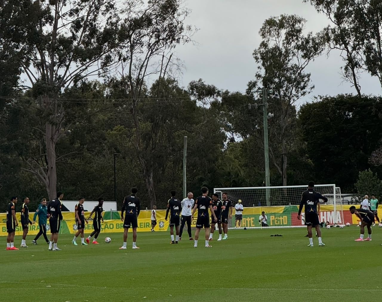 Ancelotti orienta treino da Seleção em campo