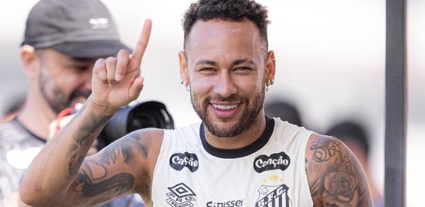 Neymar com camisa da seleção em treino