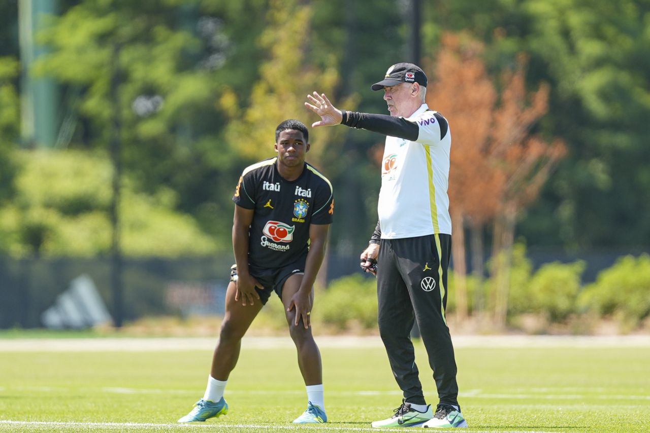 Ancelotti conversando com jogadores antes de cobrança de pênalti