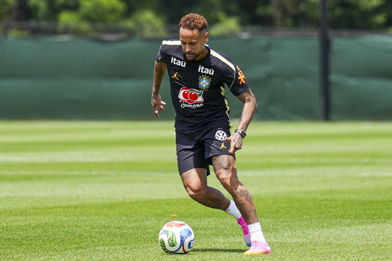 Neymar em treino na concentração da Seleção