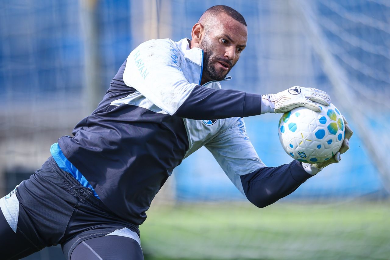 Weverton em treino do Grêmio
