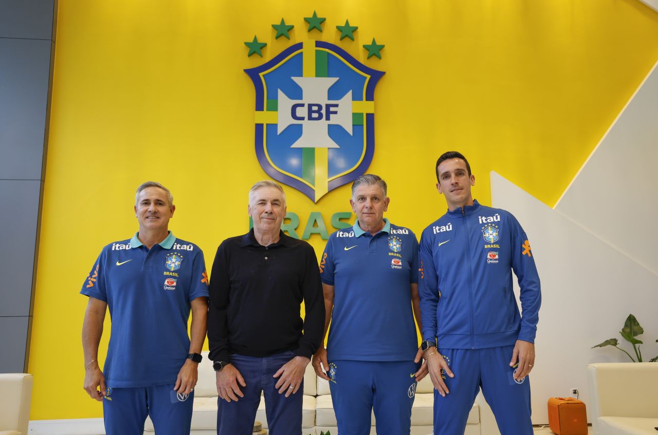 Ancelotti com técnicos das seleções de base na Granja Comary
