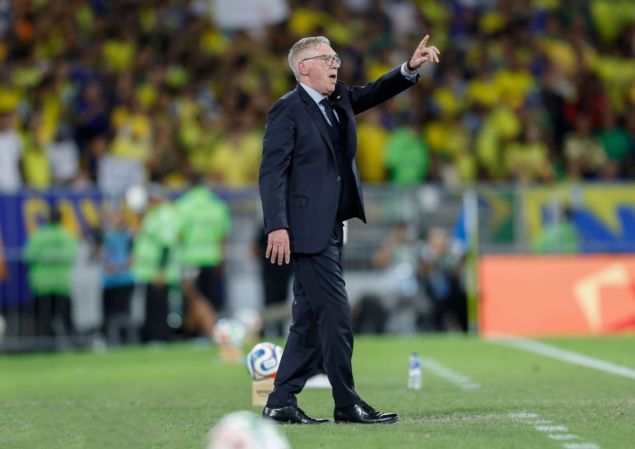 Carlo Ancelotti à beira do campo