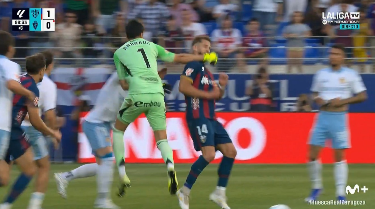 Andrada acerta soco em Pulido durante Huesca x Zaragoza