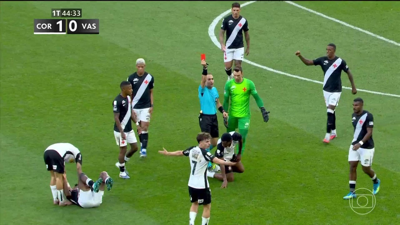André expulso após entrada dura em jogo entre Corinthians e Vasco