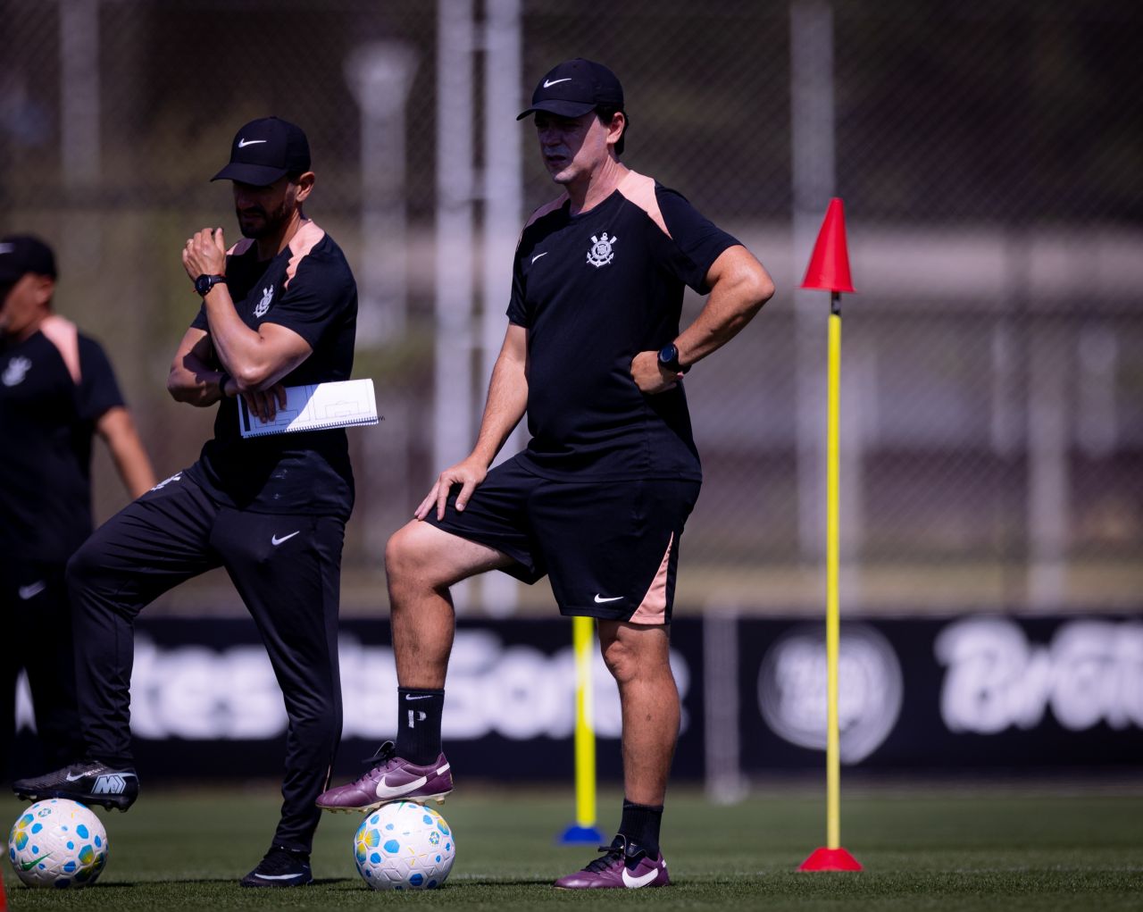 Fernando Diniz comandando treino do Corinthians