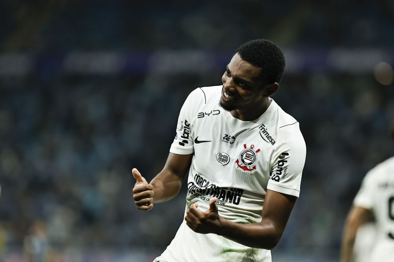 André comemorando gol pelo Corinthians contra o Grêmio