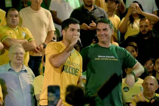 André Fernandes e Flávio Bolsonaro em palanque do PL na Maraponga, Fortaleza