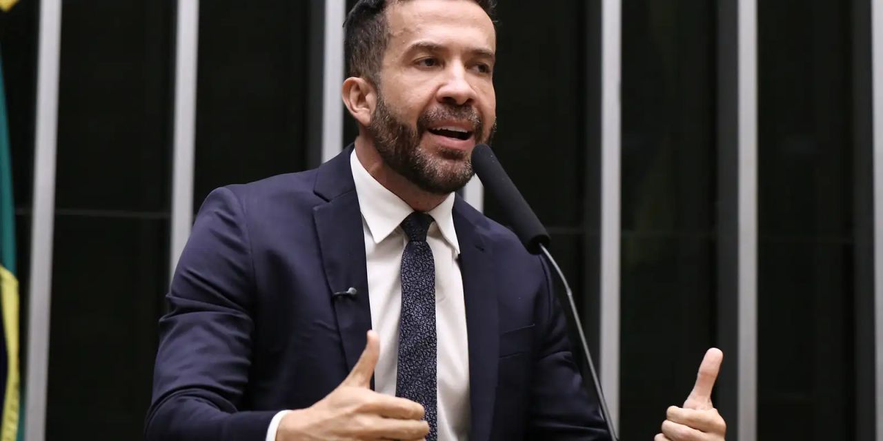 André Janones em debate televisivo