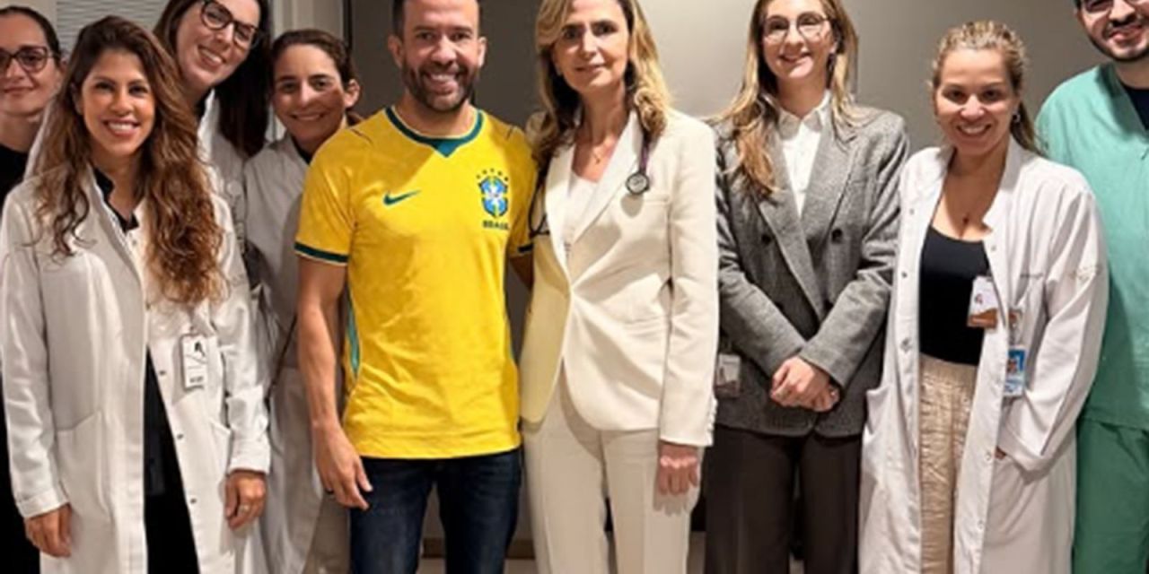 Deputado André Janones deixando o hospital
