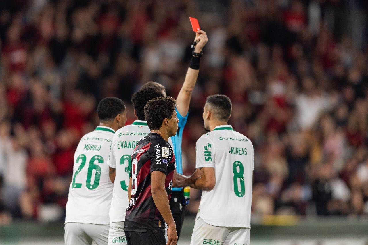 Andreas Pereira expulso em Athletico x Palmeiras