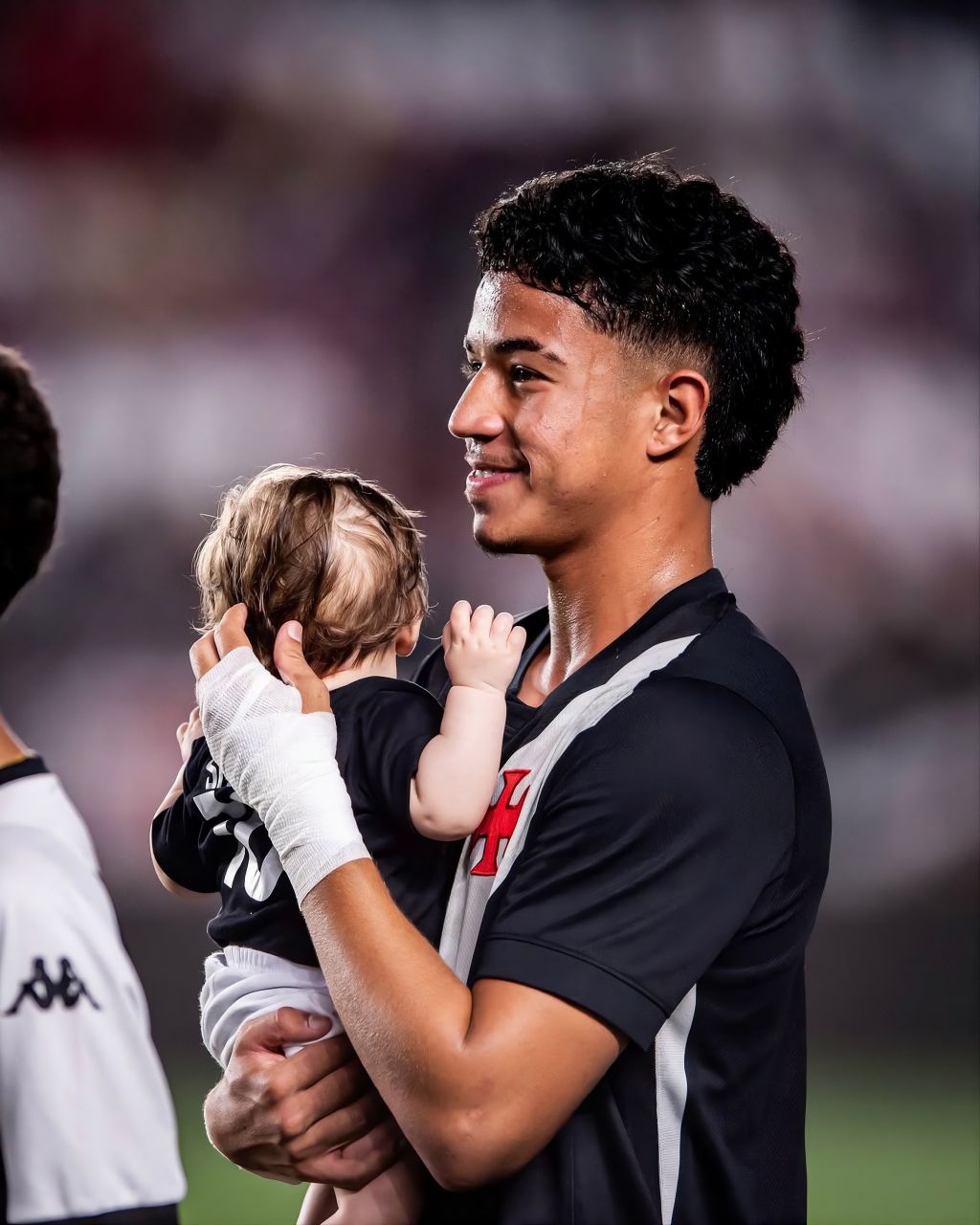 Andrey Fernandes segurando o bebê Samuel antes do hino em São Januário
