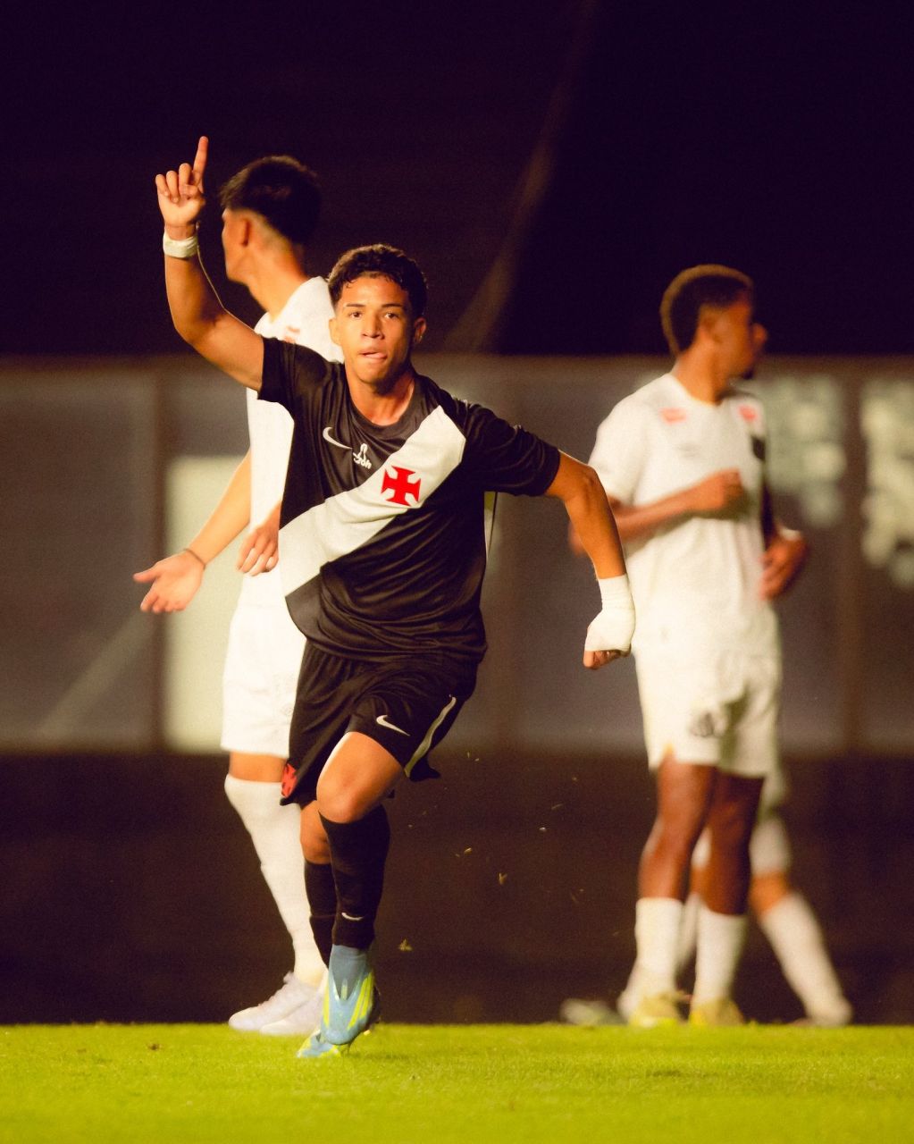 Andrey Fernandes comemora gol pelo Vasco Sub-20