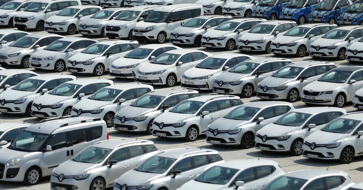 Veículos eletrificados expostos em concessionária