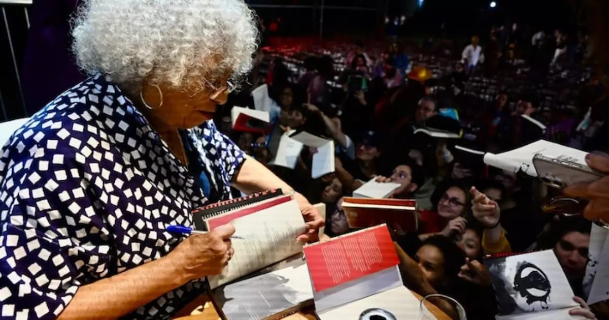 Angela Davis durante mesa na Flip 2026 no Sesc Caborê
