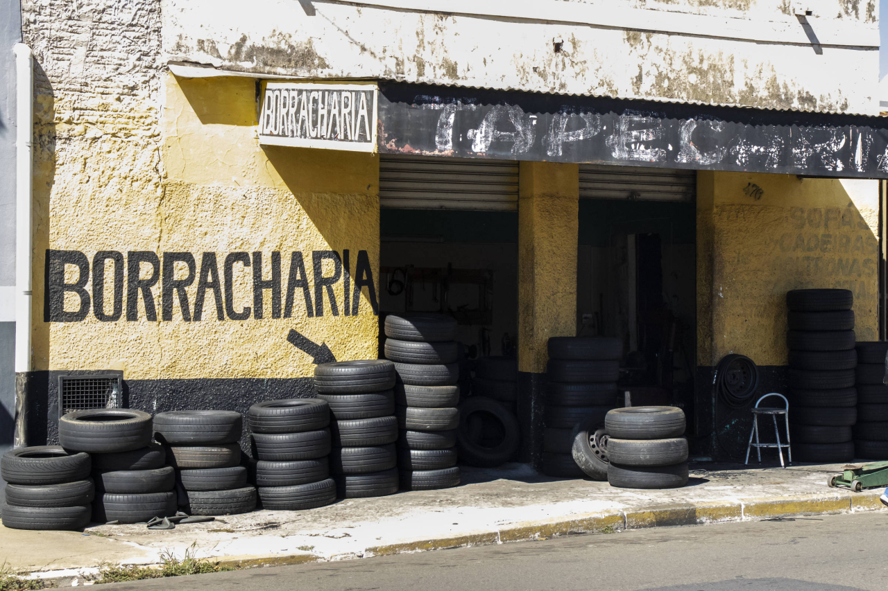 Pneus empilhados em porto