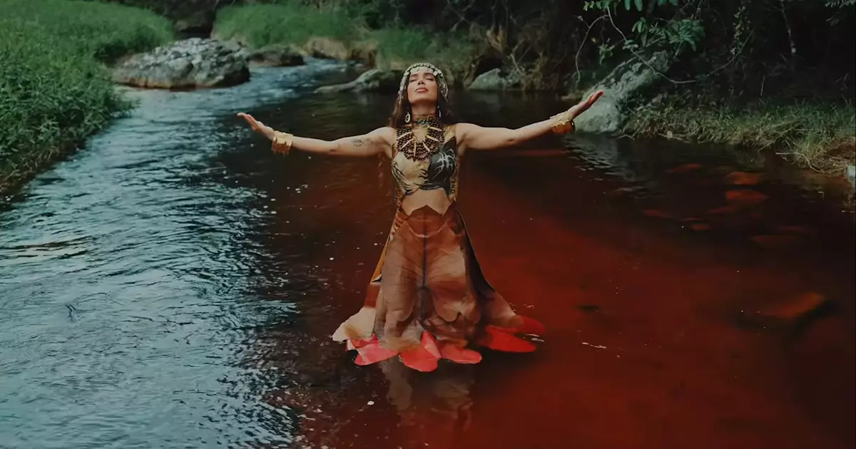 Anitta cantando no palco do Saturday Night Live