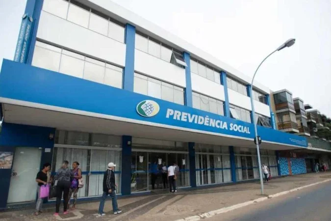 Perito médico analisando documentação para concessão de benefício